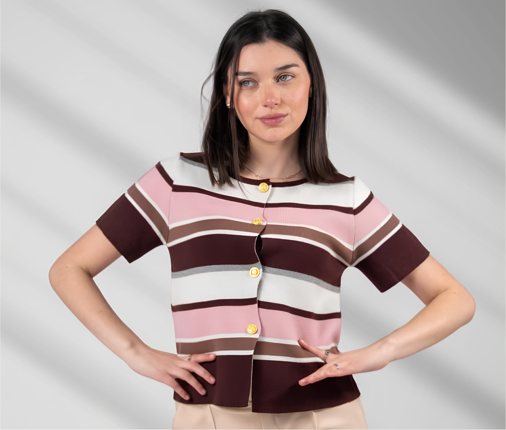 Modelo con cardigan de hilo a rayas rosa, chocolate y crudo, con botones dorados